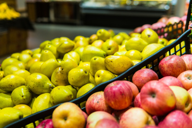 超市里货架上的水果