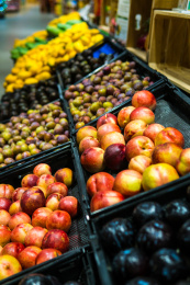 超市里货架上的水果