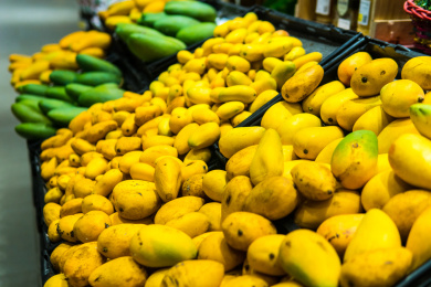 超市里货架上的水果