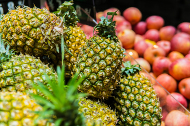 超市里货架上的水果