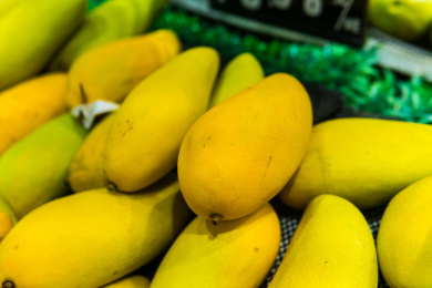 超市里货架上的水果