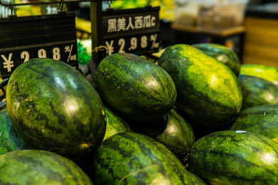 超市里货架上的水果