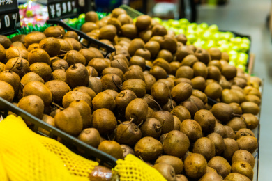 超市里货架上的水果