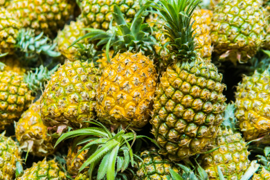 超市里货架上的水果