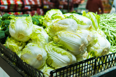 超市货架上的蔬菜