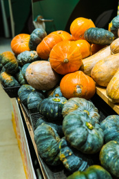 超市货架上的蔬菜