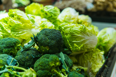 超市货架上的蔬菜