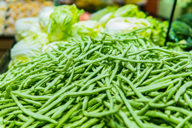 超市货架上的蔬菜