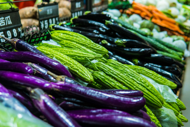 超市货架上的蔬菜