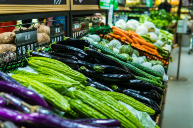 超市货架上的蔬菜