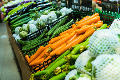 超市货架上的蔬菜