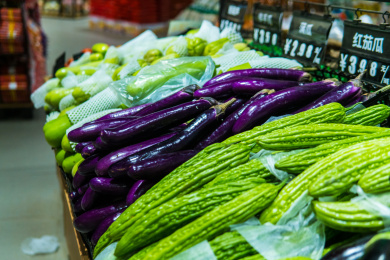 超市货架上的蔬菜