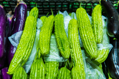 超市货架上的蔬菜