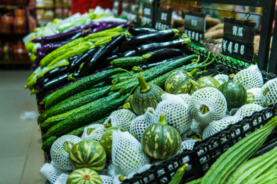 超市货架上的蔬菜