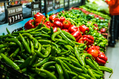 超市货架上的蔬菜