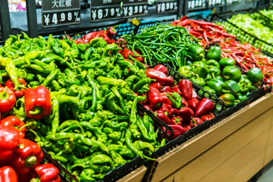 超市货架上的蔬菜