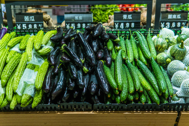 超市货架上的蔬菜