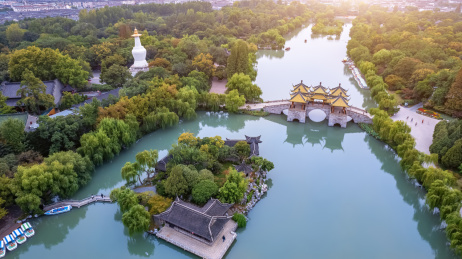 航拍江苏扬州瘦西湖五亭桥中式园林景观