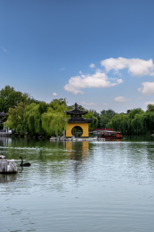航拍江苏扬州瘦西湖五亭桥中式园林景观