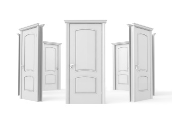 白色的木门围成环状