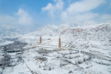 贺兰山拜寺口双塔雪后风景