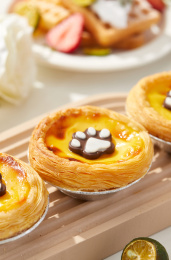 桌面上有装饰的起酥好的原味蛋挞