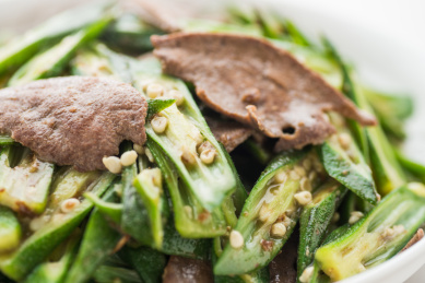 营养健康美味可口的秋葵炒猪肝