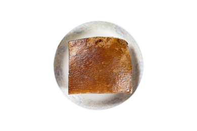 白色背景中一块肥肉