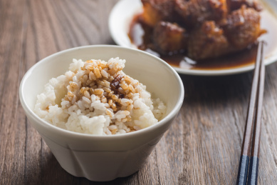 红烧冬瓜和一碗淋有汤汁的白米饭