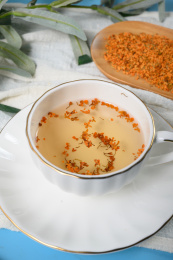 桌面上的杯子里的甘甜可口的丹桂花茶