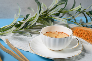 桌面上的杯子里的甘甜可口的丹桂花茶