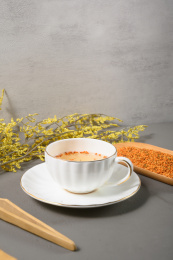 桌面上的杯子里的甘甜可口的丹桂花茶