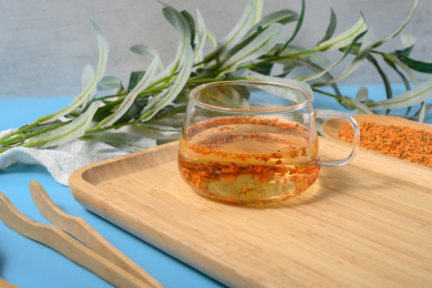 桌面上的杯子里的甘甜可口的丹桂花茶