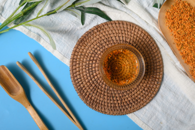 桌面上的杯子里的甘甜可口的丹桂花茶