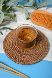 桌面上的杯子里的甘甜可口的丹桂花茶