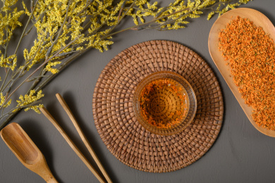 桌面上的杯子里的甘甜可口的丹桂花茶