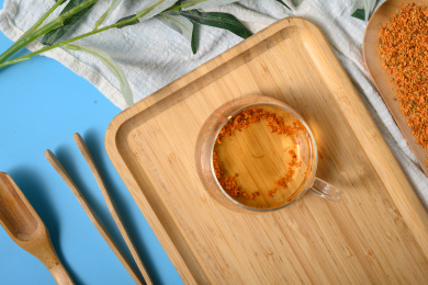 桌面上的杯子里的甘甜可口的丹桂花茶