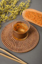 桌面上的杯子里的甘甜可口的丹桂花茶