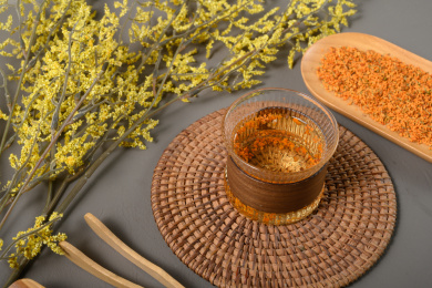 桌面上的杯子里的甘甜可口的丹桂花茶