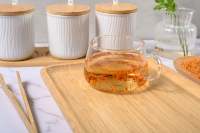 桌面上的杯子里的甘甜可口的丹桂花茶