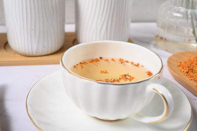 桌面上的杯子里的甘甜可口的丹桂花茶