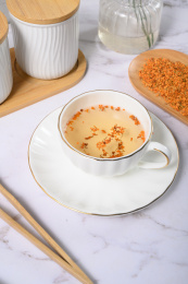 桌面上的杯子里的甘甜可口的丹桂花茶