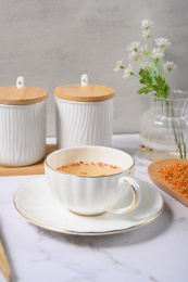 桌面上的杯子里的甘甜可口的丹桂花茶