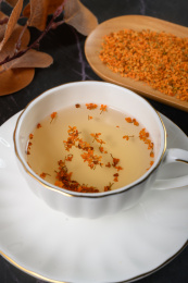 桌面上的杯子里的甘甜可口的丹桂花茶