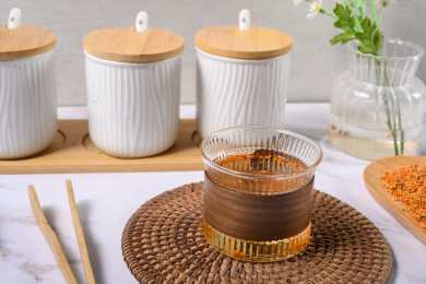 桌面上的杯子里的甘甜可口的丹桂花茶