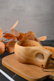 桌面上的杯子里的甘甜可口的丹桂花茶