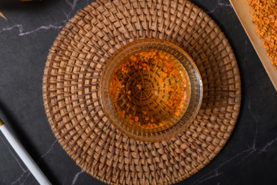 桌面上的杯子里的甘甜可口的丹桂花茶