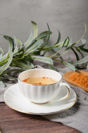 桌面上的杯子里的甘甜可口的丹桂花茶