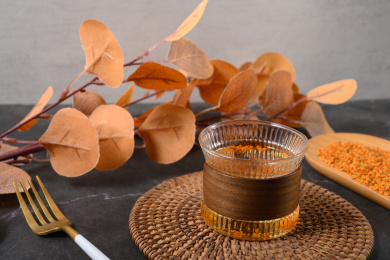 桌面上的杯子里的甘甜可口的丹桂花茶