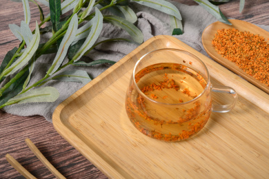 桌面上的杯子里的甘甜可口的丹桂花茶